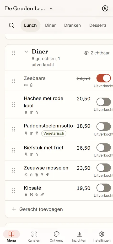De menu-editor van Menuklaar op een telefoon na één tik: de zeebaars staat op Vandaag uitverkocht, grijs met de prijs doorgestreept, en de editor meldt dat het menu live is.