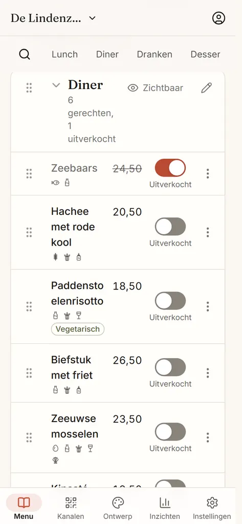 De menu-editor op een telefoon: de zeebaars staat op Vandaag uitverkocht, grijs met de prijs doorgestreept, en de editor meldt dat het menu live is.